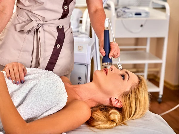 Ultrasone gezichtsbehandeling op echografie man gezicht machine. — Stockfoto