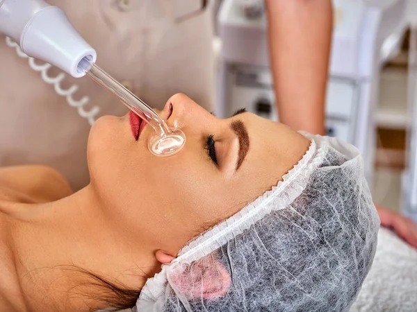 Mladá žena přijímá elektrické masáž obličeje. — Stock fotografie