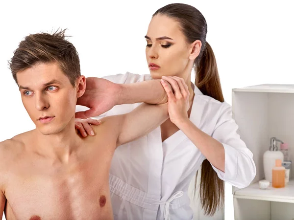 Schouder en nek massage voor vrouw in spa salon. — Stockfoto