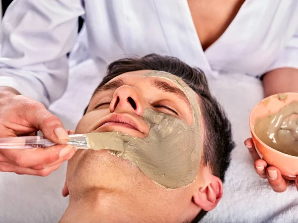 Maschera facciale fangosa di donna nel salone termale. Massaggio viso  . — Foto Stock