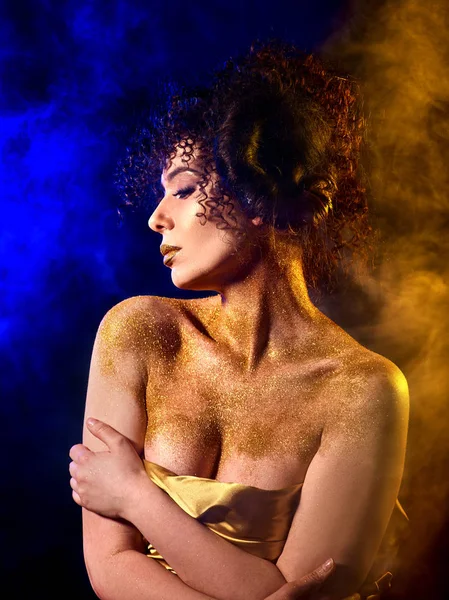 Goldpuder-Kosmetik auf nackten Frauenschultern mit dekorativen. — Stockfoto