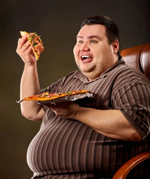 Hombre gordo comiendo pizza de comida rápida. Desayuno para personas con sobrepeso . — Foto de Stock