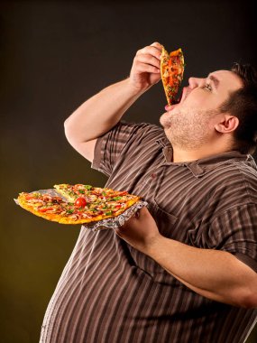 Şişman adam yemek lokanta dilim pizza. Kilolu kişi için kahvaltı.