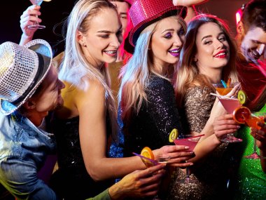 Parti grup müzikle dans edenler dans ve disko topu.