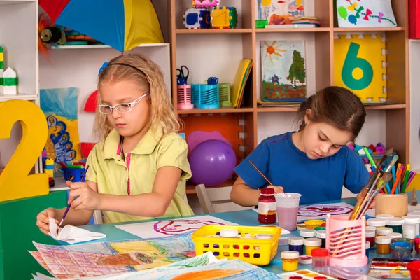 Estudiantes pequeños niños pintando en la escuela de arte . — Foto de Stock