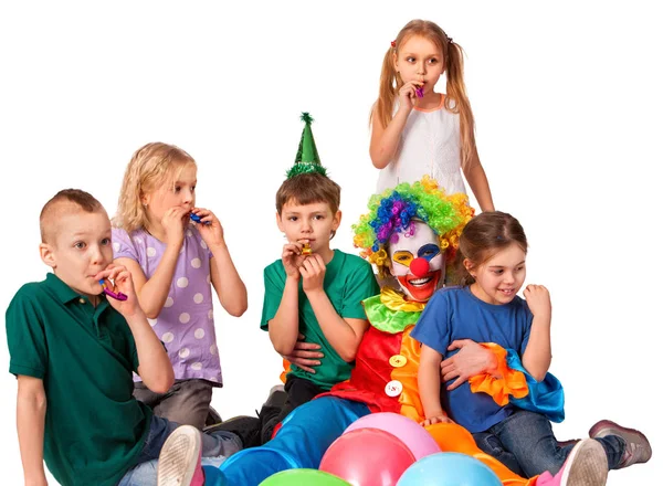 誕生日子供ピエロが子供たちと遊んで。子供ホリデー ケーキお祝い. — ストック写真