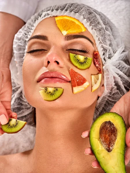 Máscara facial de frutas frescas de mulher. Esteticista aplicar fatias . — Fotografia de Stock