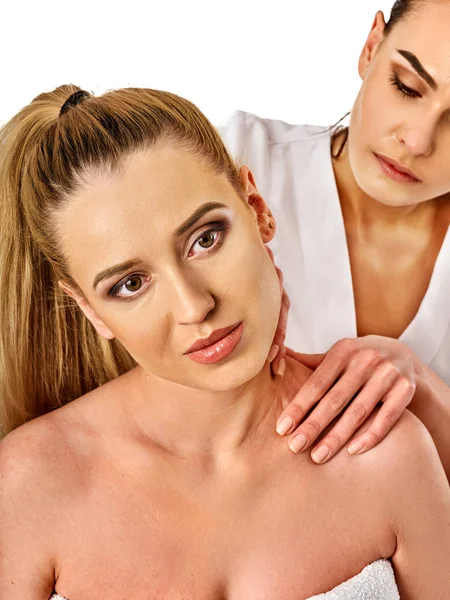 Masaje de hombro y cuello para mujer en salón spa . — Foto de Stock