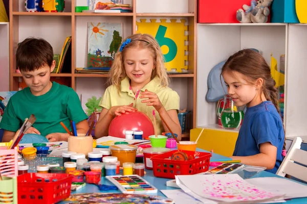 Kleine Schüler mädchen finger painting in art school class. — Stockfoto