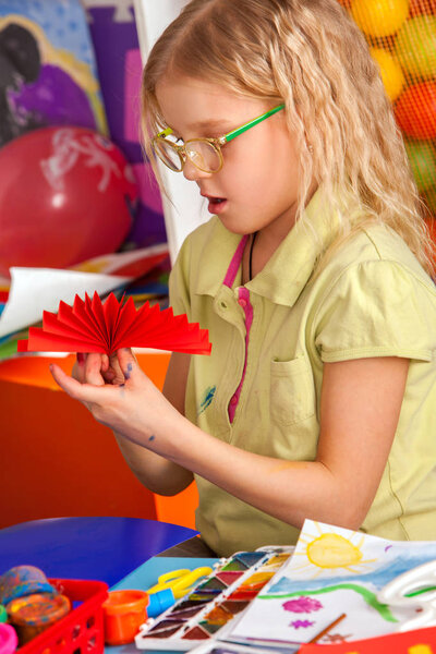 Школьники с ножницами в руках детей
.