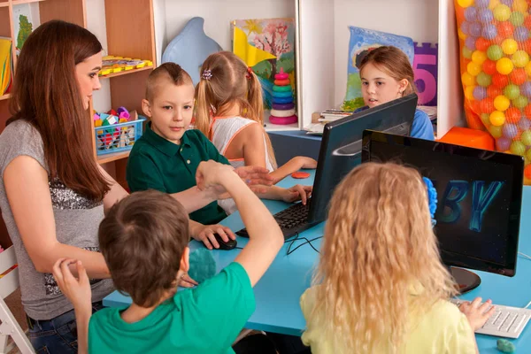 Gyermek számítógép osztály minket az oktatás és videójáték. — Stock Fotó