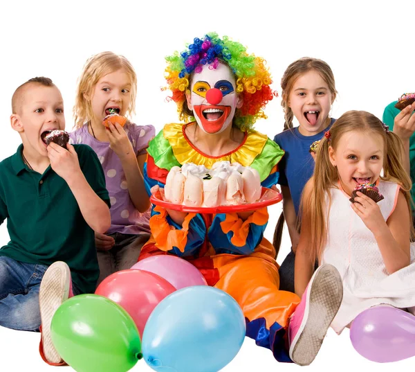 Именинный клоун играет с детьми. Детские праздничные торты . — стоковое фото
