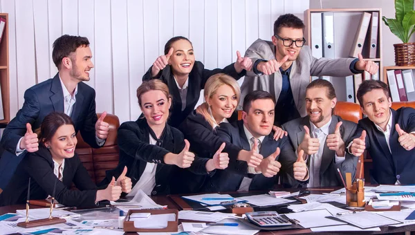 商业人办公室生活的团队的人都满意大拇指 . — 图库照片