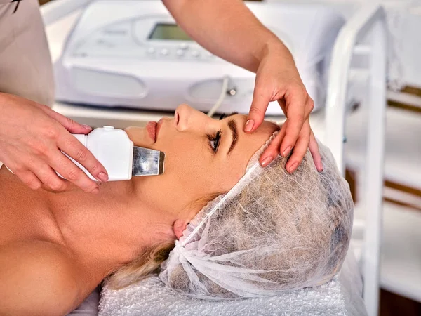 Cuidado de la piel de la exfoliación facial por ultrasonido. Procedimiento de limpieza ultrasónica . — Foto de Stock