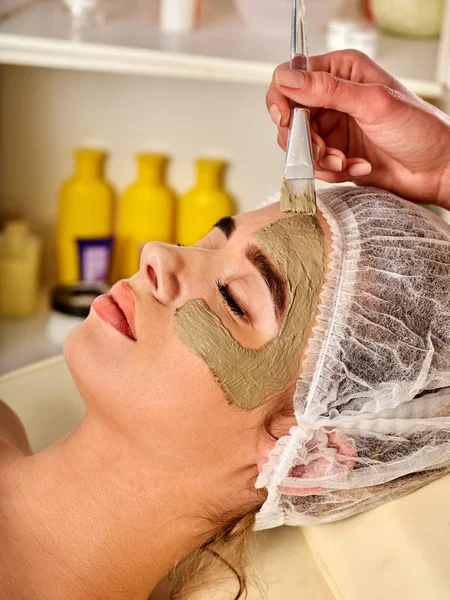 Bahenní maska ženy ve spa salonu. Masáž obličeje . — Stock fotografie