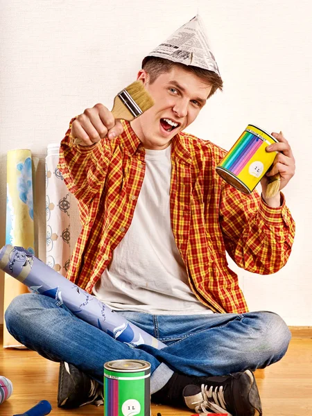 Reparera hem mannen håller paint roller för tapet. — Stockfoto