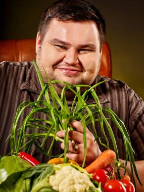 Sağlıklı yemek yeme diyet şişman adam. Sağlıklı kahvaltı sebze ile.