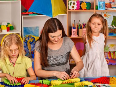 Okul çocukları kağıt kesme çocuklar elinde makasla .