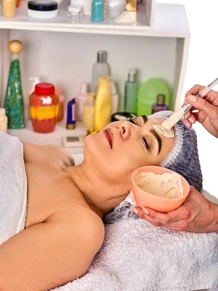 Collageen gezichtsmasker. Behandeling van de gezichtshuid. Vrouw ontvangen cosmetische procedure. — Stockfoto