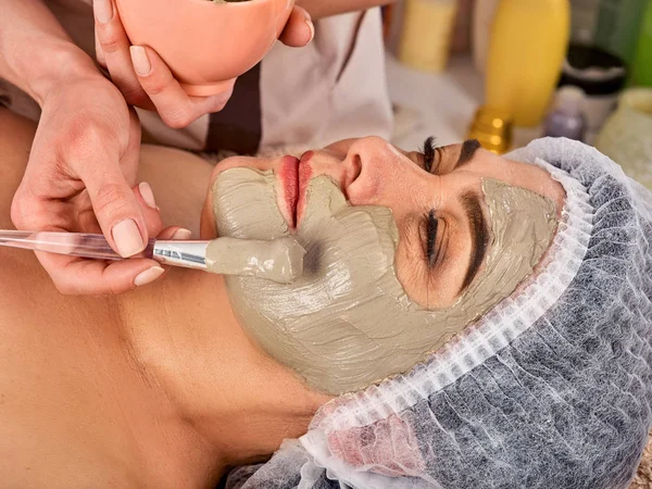 Maschera viso in collagene. Trattamento viso della pelle. Donna che riceve la procedura cosmetica . — Foto Stock