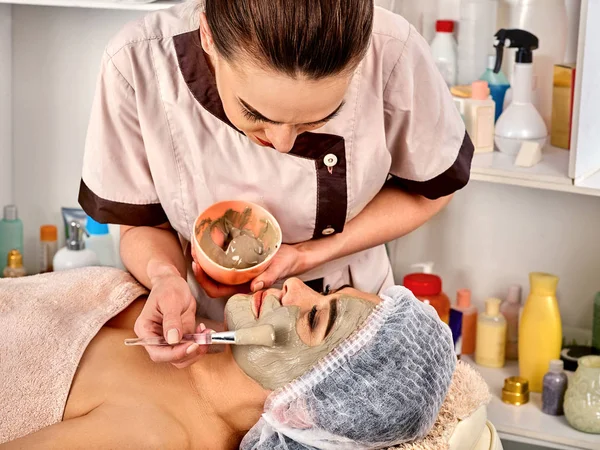 Mascarilla de colágeno. Tratamiento facial de la piel. Mujer recibiendo procedimiento cosmético . — Foto de Stock