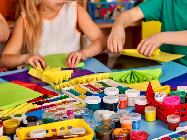 Niños de la escuela con tijeras en manos de niños cortando papel  . —  Fotos de Stock