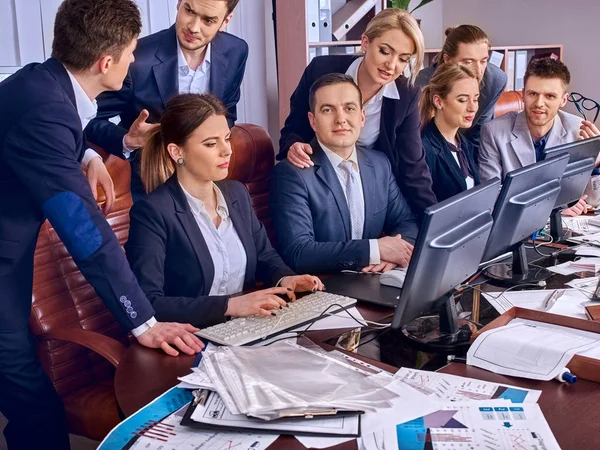 Деловые люди офисная жизнь команды людей, работающих с компьютером  . — стоковое фото