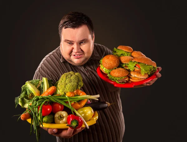 Диетический жир человек делает выбор между здоровой и нездоровой пищи . — стоковое фото