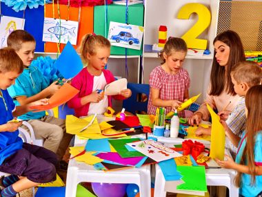 Çocuk renkli kağıt dışında bir şey yapıyoruz.