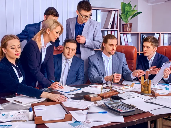 Empresários de grupo no escritório . — Fotografia de Stock