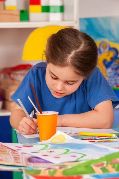 Estudiantes pequeños niños pintando en la escuela de arte . —  Fotos de Stock