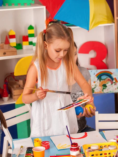 Kleine studenten kinderen schilderen in de kunst schoolklas. — Stockfoto