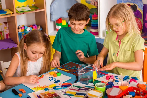 Kinderspel deeg op school. Plasticine voor kinderen. — Stockfoto