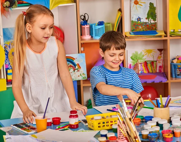 Kleine Schüler malen Mädchen und Jungen in der Kunstschulklasse. — Stockfoto