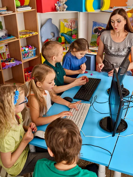 Bambini classe di computer noi per l'istruzione e videogiochi . — Foto Stock