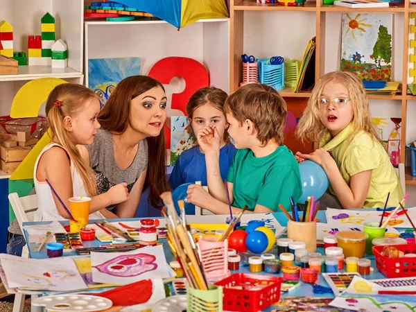 Kinderen schilderen en tekenen samen. Ambachtelijke les in de lagere school. — Stockfoto