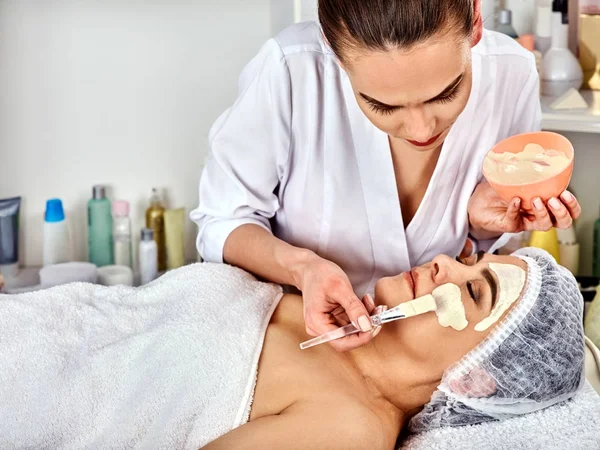 Collageen gezichtsmasker. Behandeling van de gezichtshuid. Vrouw ontvangen cosmetische procedure. — Stockfoto