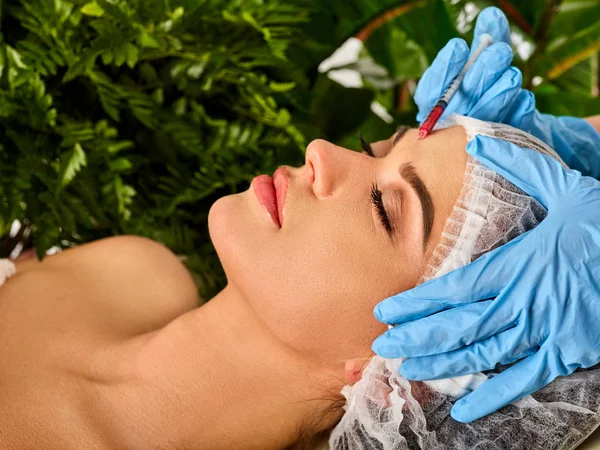 Filler dermici di donna nel salone spa con estetista . — Foto Stock