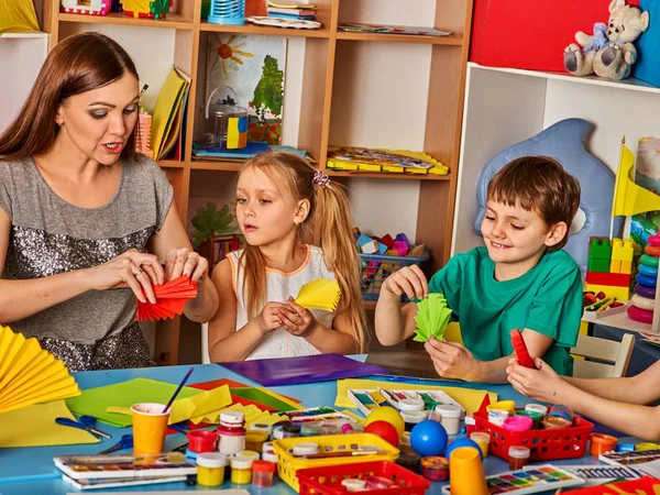 Niños de la escuela con tijeras en manos de niños cortando papel  . — Foto de Stock