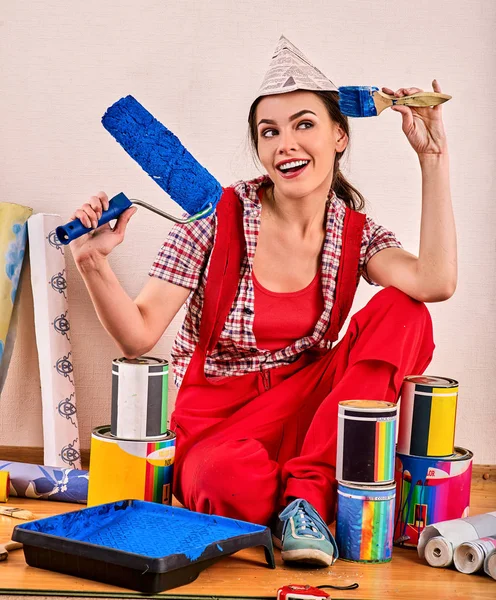 Repair home man holding paint roller for wallpaper. — Stock Photo, Image