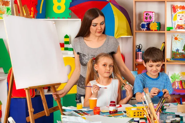 Dzieci, malarstwo i rysunek razem. Craft lekcji w szkole podstawowej. — Zdjęcie stockowe