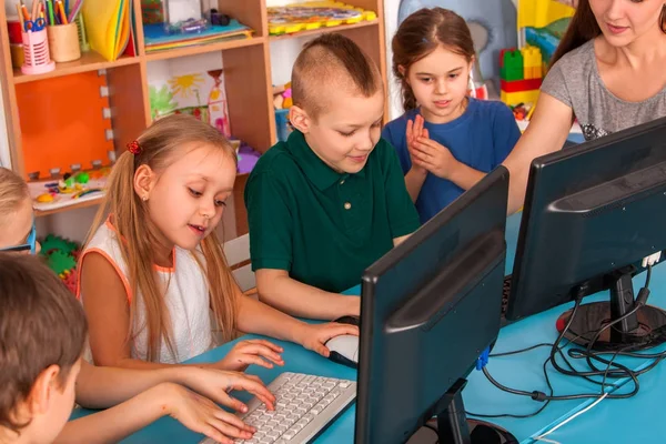 Niños clase informática nosotros para la educación y el videojuego . —  Fotos de Stock