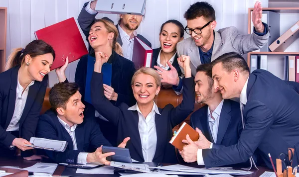 Geschäftsleute Büroleben der Teamer sind mit Daumen hoch zufrieden . — Stockfoto