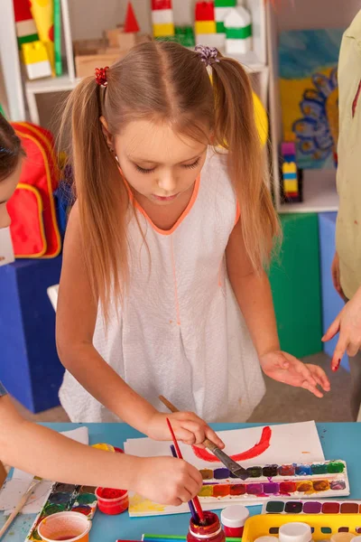 Estudantes pequenos crianças pintando em aula de arte escola . — Fotografia de Stock