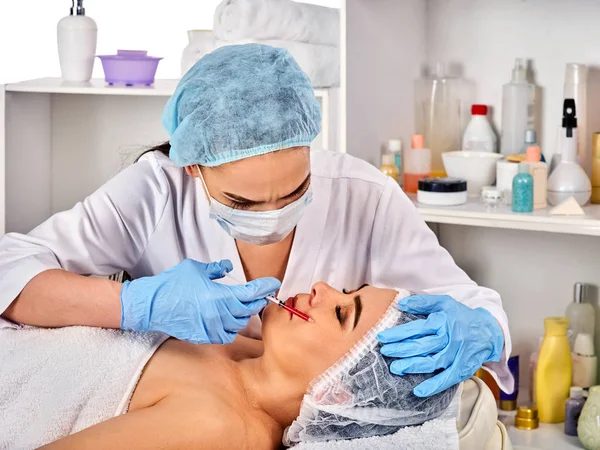 Hautfüllungen Lippen der Frau im Wellness-Salon mit Kosmetikerin. — Stockfoto