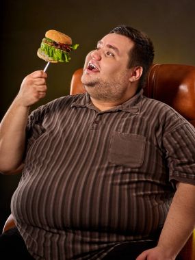 Şişman adam yemek lokanta hamberger. Kilolu kişi için kahvaltı.