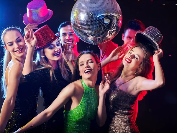 Taneční party s skupiny lidí tančí a disco koule. — Stock fotografie