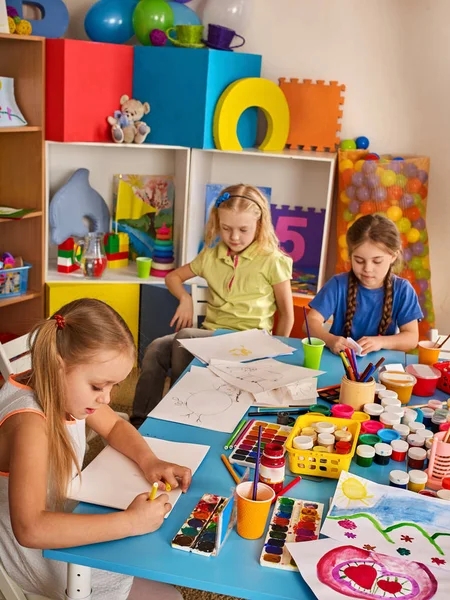 Kleine studenten kinderen schilderen in de kunst schoolklas. — Stockfoto