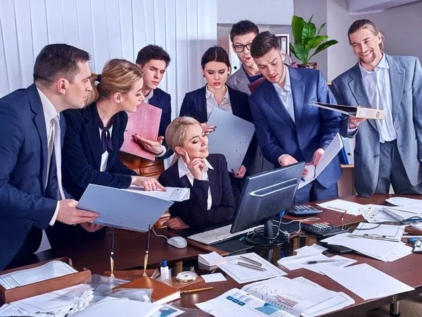 Gruppo uomini d'affari in carica . — Foto Stock