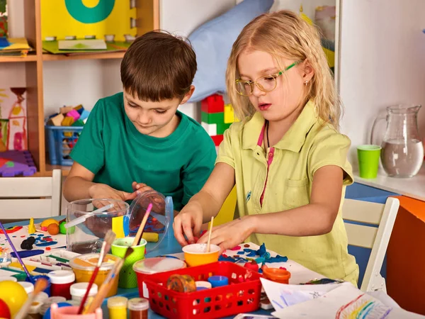 Kinderspel deeg op school. Plasticine voor kinderen. — Stockfoto
